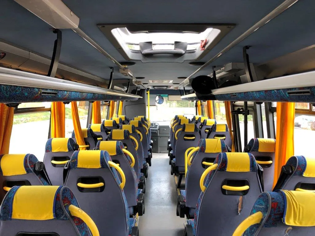 Wnętrze nowoczesnego autokaru dalekobieżnego