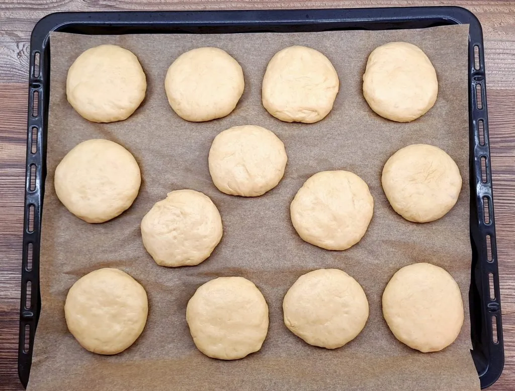 bułki hamburgerowe posmarowane masłem przed pieczeniem