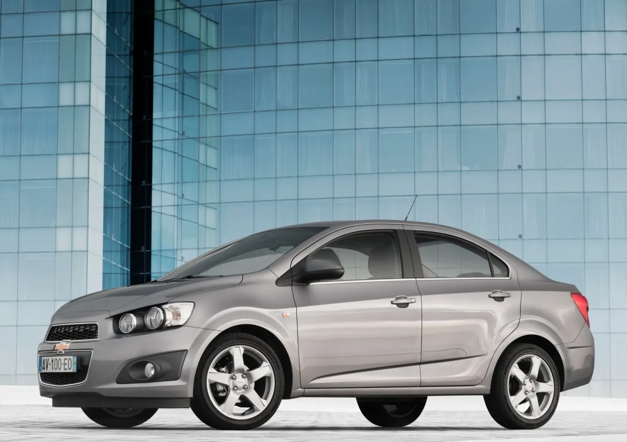 Chevrolet Aveo T250 i T300 por&oacute;wnanie
