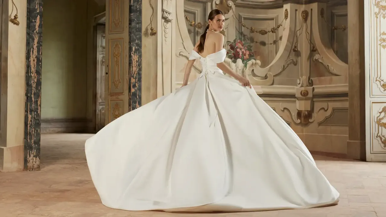 Panna młoda tańcząca walca w sukni ślubnej z kołem