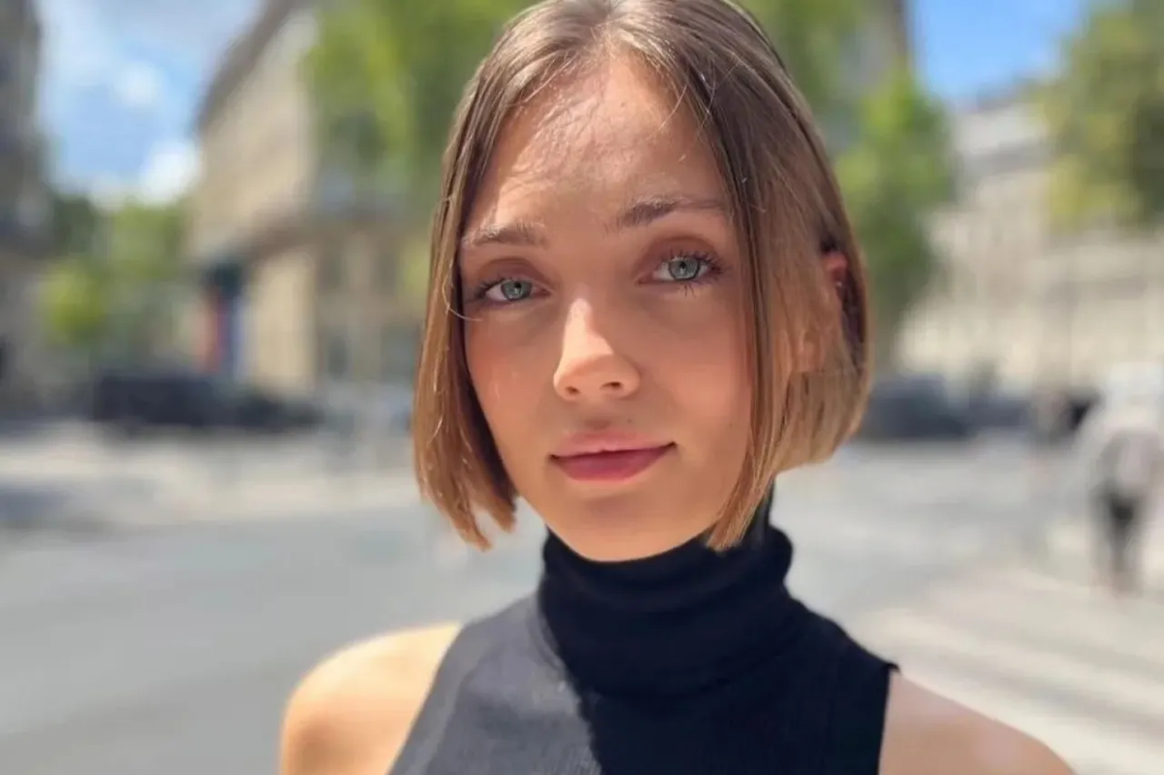 Krótki bob świetnie podkreśla owalną twarz młodej kobiety.