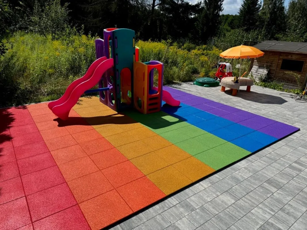 Bezpieczna nawierzchnia plac zabaw porównanie