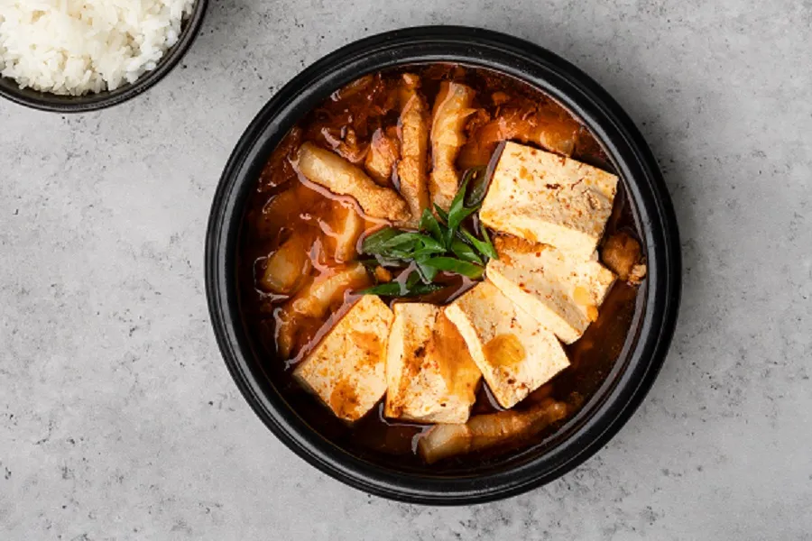 Koreańskie dania z kimchi: Kimchi Jjigae, Kimchi Bokkeumbap, Kimchi Jeon