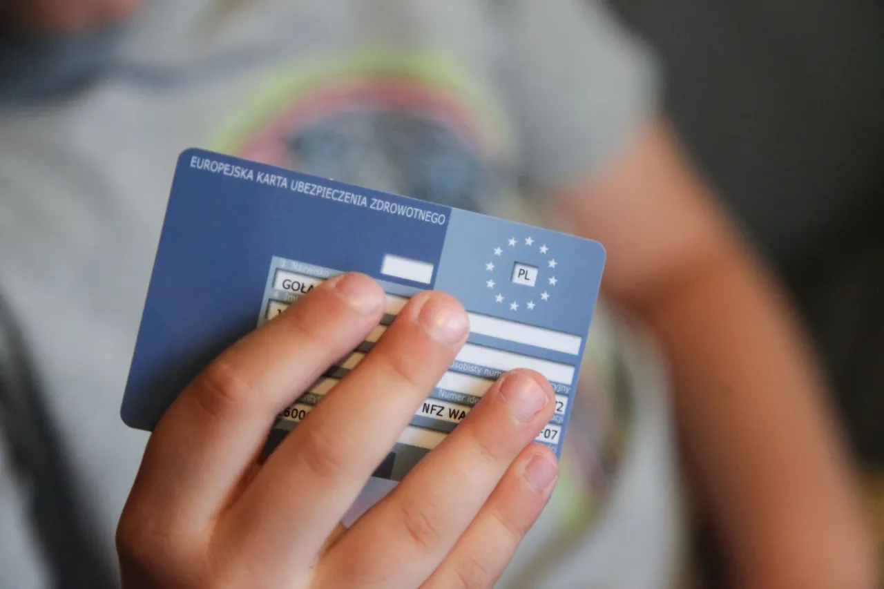 Dziecko trzyma Europejską Kartę Ubezpieczenia Zdrowotnego. Czy karta EKUZ działa w Turcji? Tak, karta EKUZ jest honorowana w Turcji.