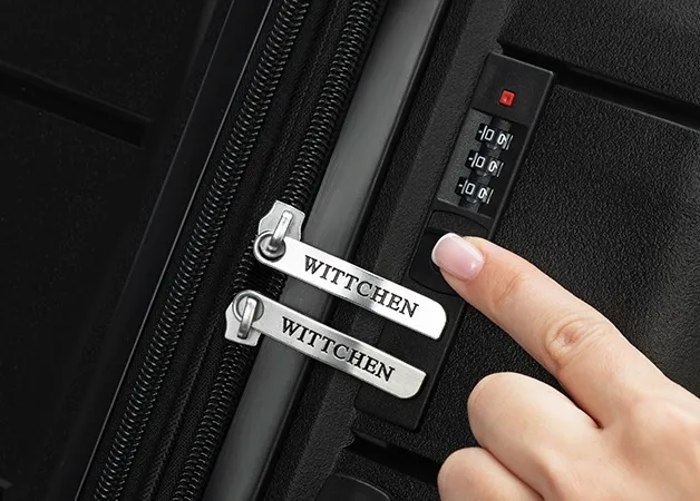 ręka ustawiająca kod w zamku walizki