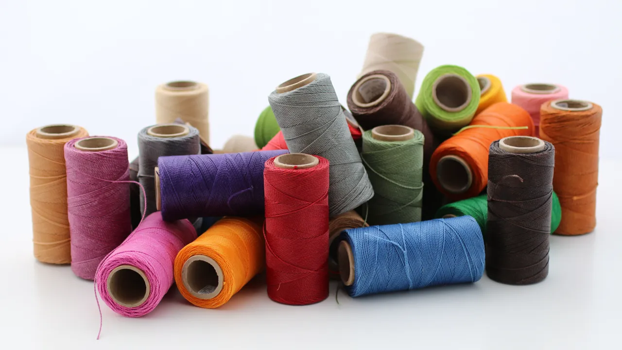 Mn&oacute;stwo kolorowych sznurk&oacute;w, idealnych na bransoletki. Znajdziesz tu odcienie r&oacute;żu, fioletu, pomarańczy, czerwieni, niebieskiego, zieleni, brązu i beżu.