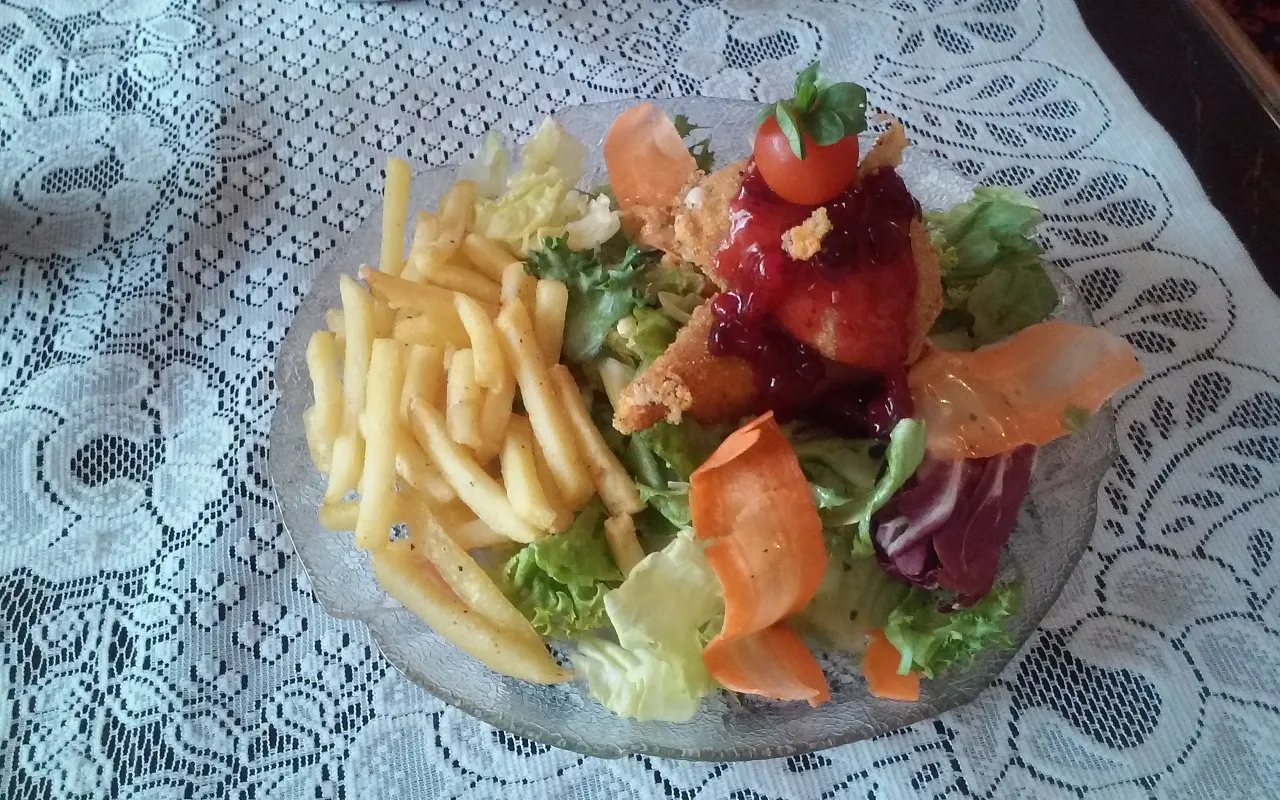 panierowany camembert frytki żurawina