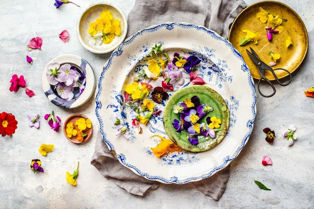 talerz z jadalnymi kwiatami, różnorodność jadalnych kwiatów