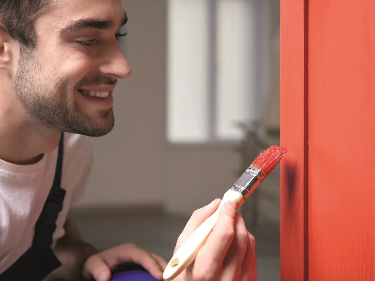 Narzędzia i farby do renowacji mebli prowansalskich