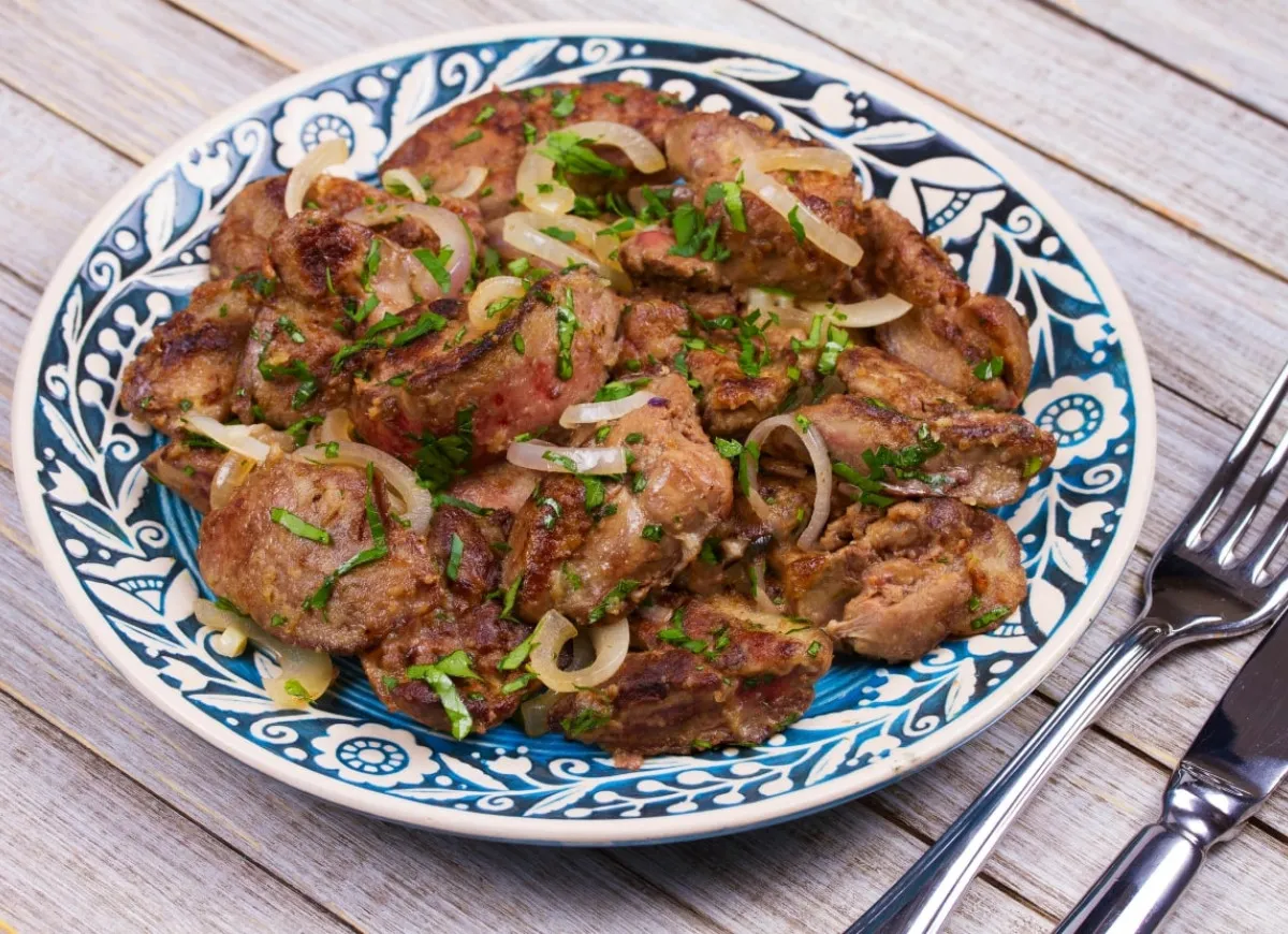 wątróbka drobiowa na talerzu z cebulką