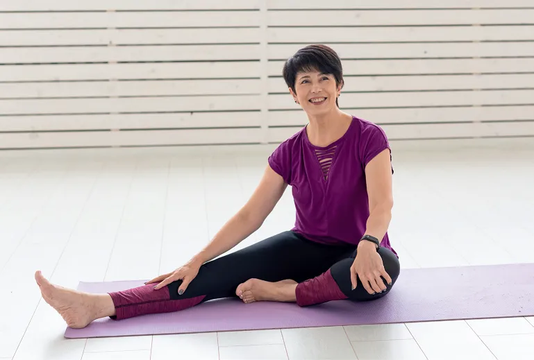 kobieta w stroju sportowym na fizjoterapii