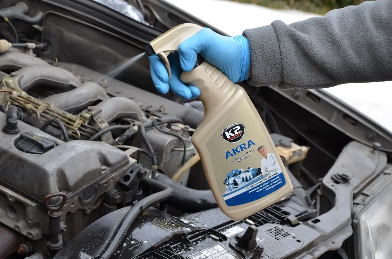 mycie komory silnika samochodu