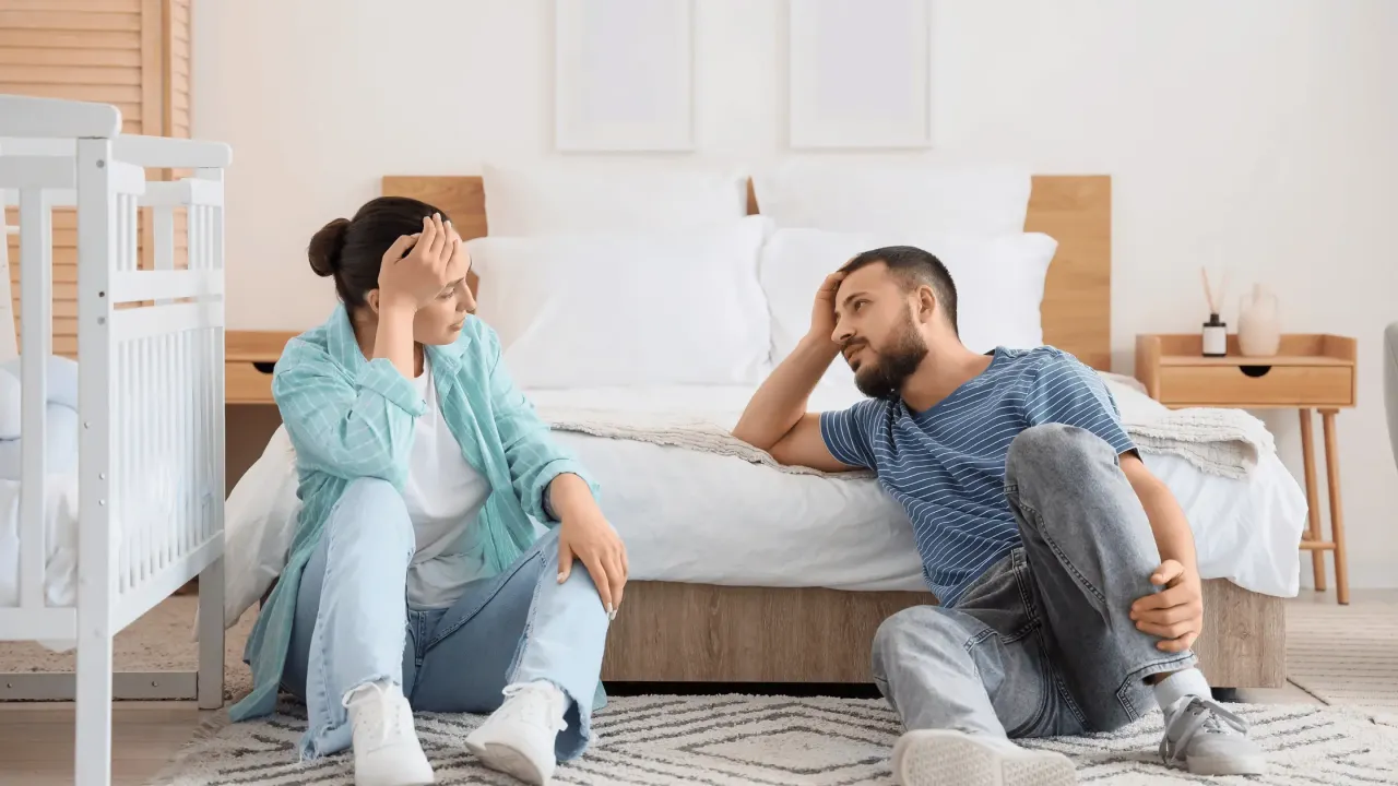 rodzic rozmawia z dzieckiem o spaniu w swoim ł&oacute;żku