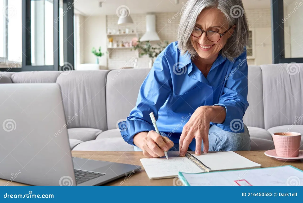 kobieta pracująca przy laptopie w domu z notatnikiem i kalkulatorem