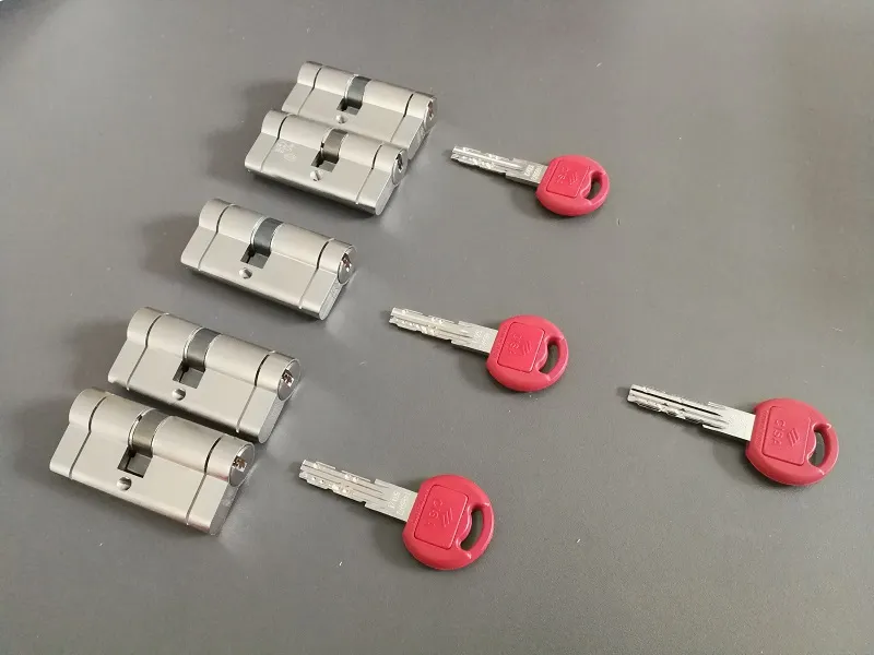 pracownik szkoły otwiera szafkę kluczem master