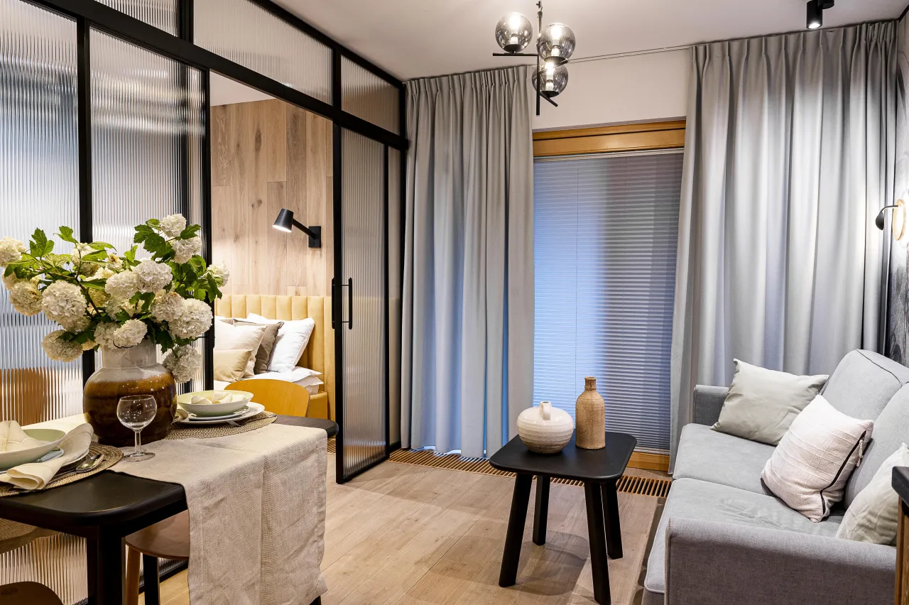 mały salon w bloku jasne kolory optyczne powiększenie