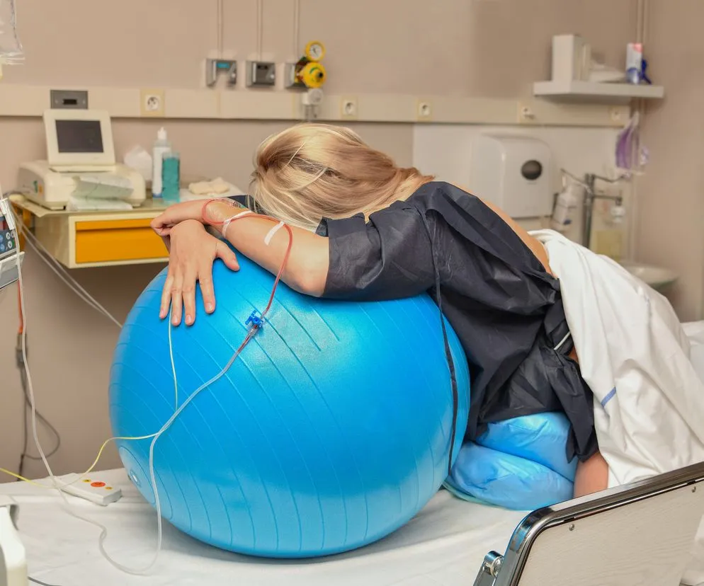 kobieta w trakcie porodu, pozycja do parcia