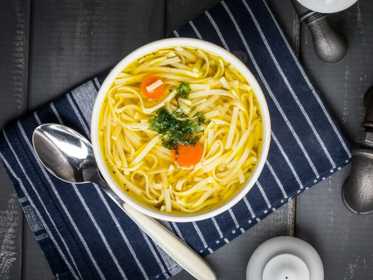 talerz rosołu z makaronem i warzywami