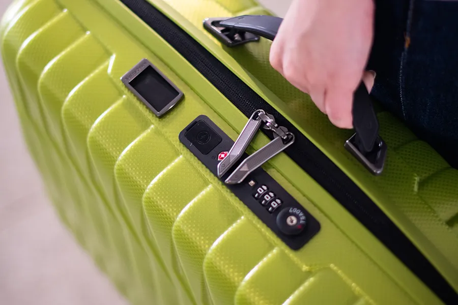 pr&oacute;ba otwarcia zamka walizki