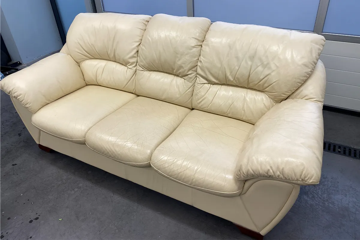 odnowiona sk&oacute;rzana kanapa przed i po