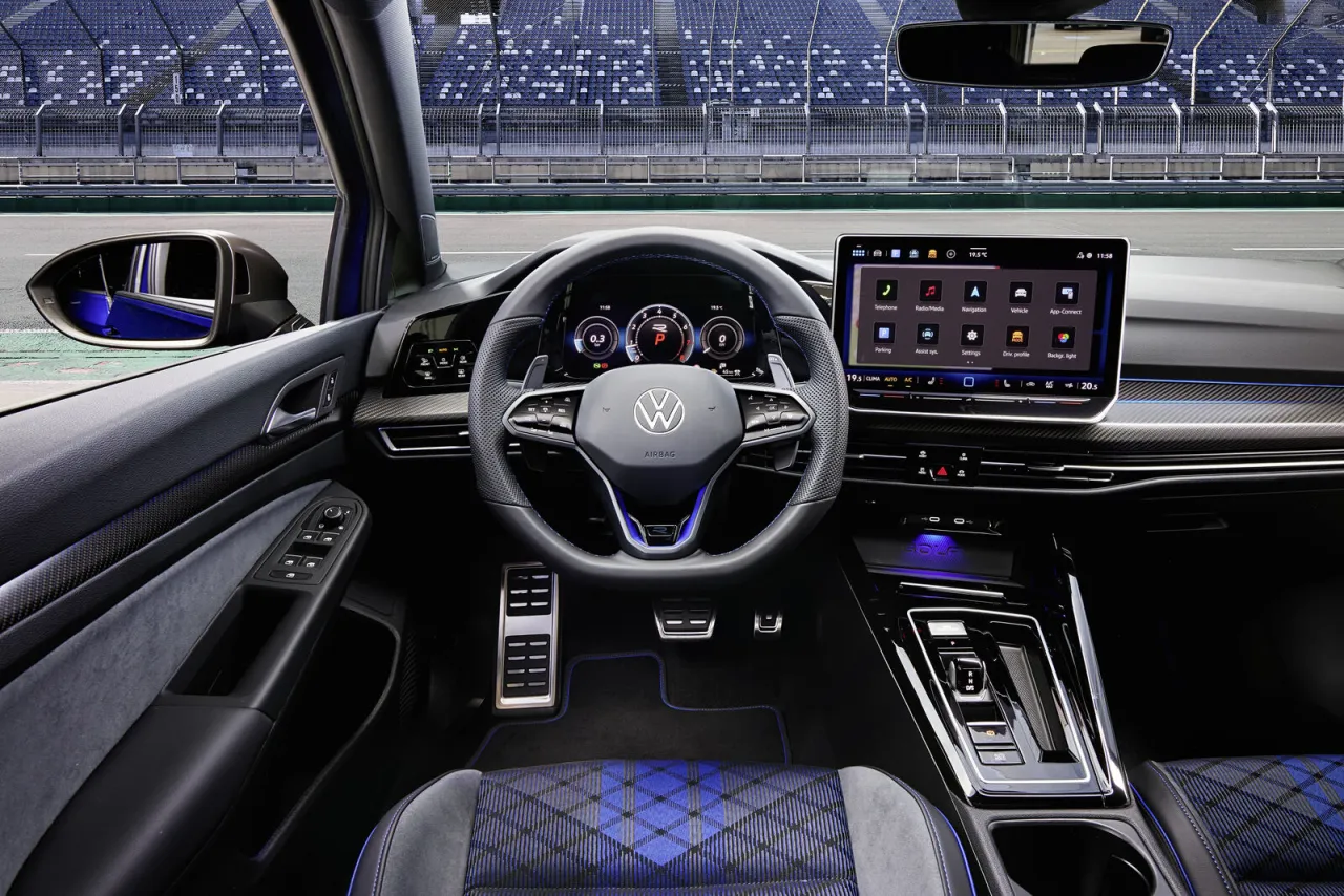 Volkswagen Golf 8 R interior cockpit