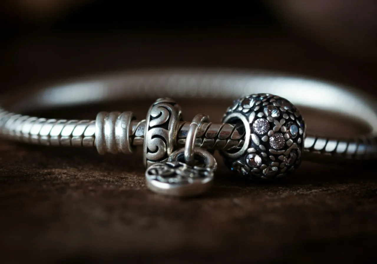 Srebrna bransoletka Pandora z zawieszkami. Zastanawiasz się, ile kosztuje czyszczenie bransoletki Pandora?