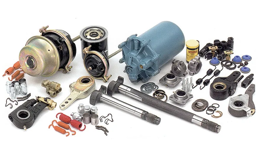 Diagnosta sprawdza naczepę hamulce