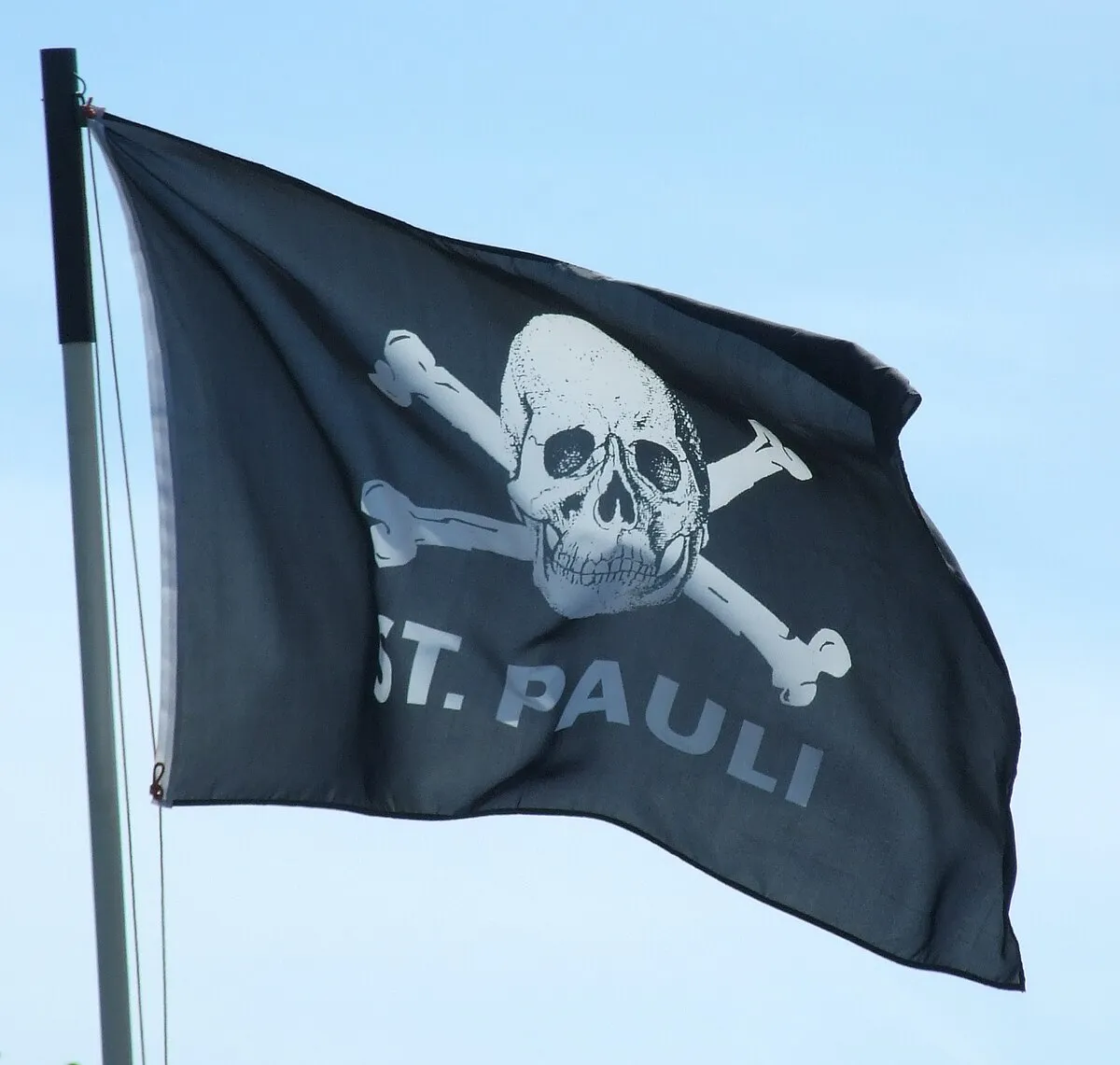 Flaga FC St. Pauli z symbolami antyrasistowskimi i tęczowymi