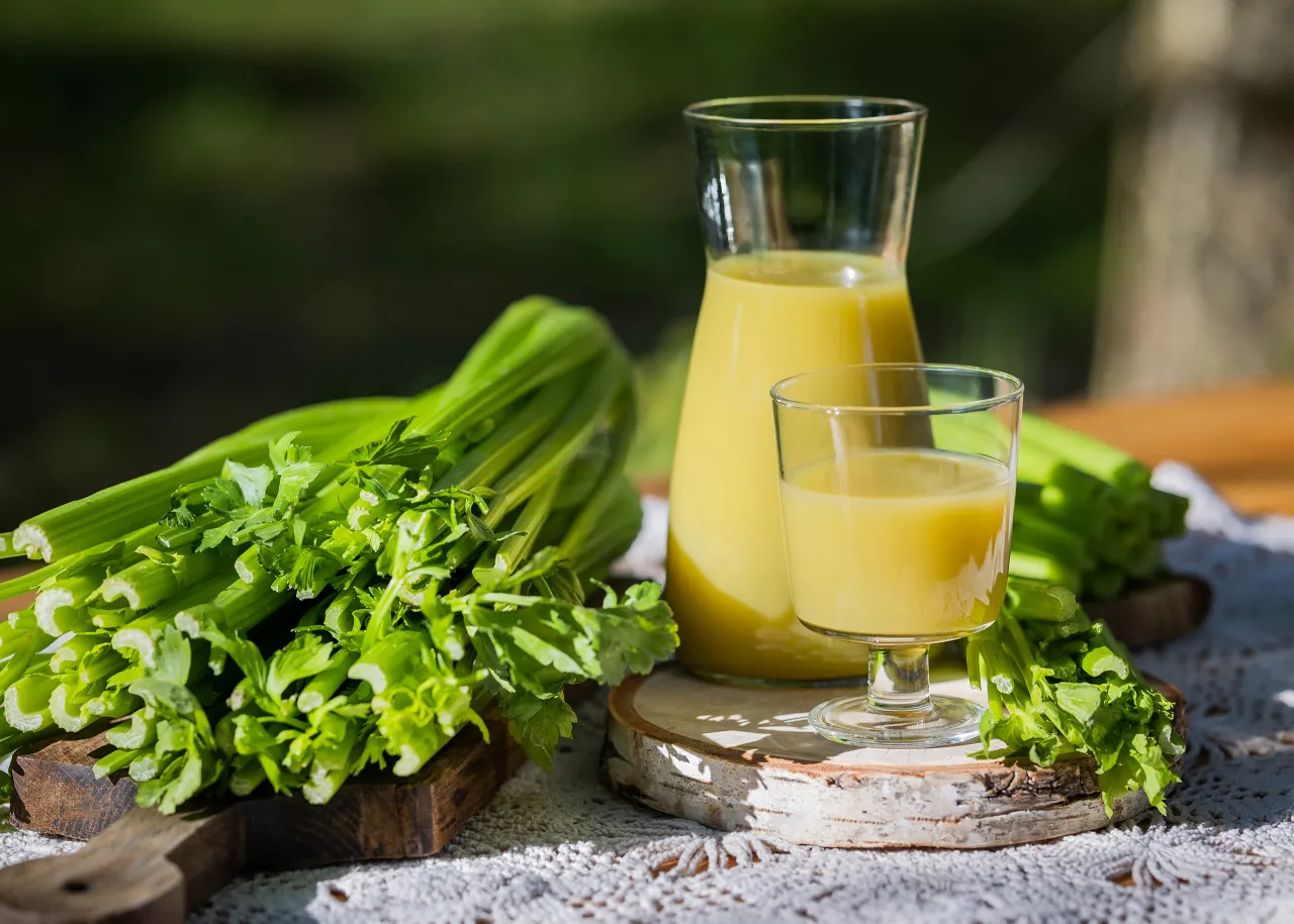 Świeży sok z selera naciowego w szklance