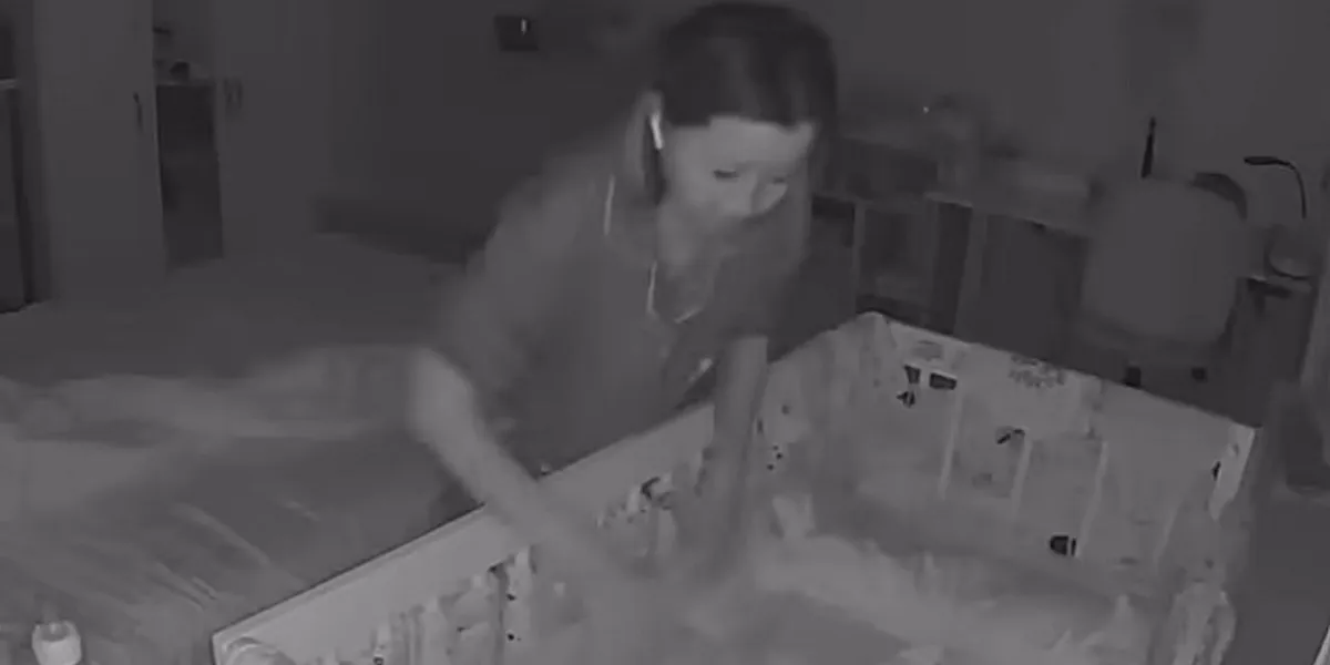 młodzi rodzice z noworodkiem przeglądający dokumenty w domu