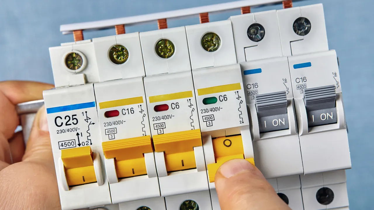 rodzaje bezpiecznik&oacute;w domowych wyłącznik nadprądowy r&oacute;żnicowoprądowy topikowy