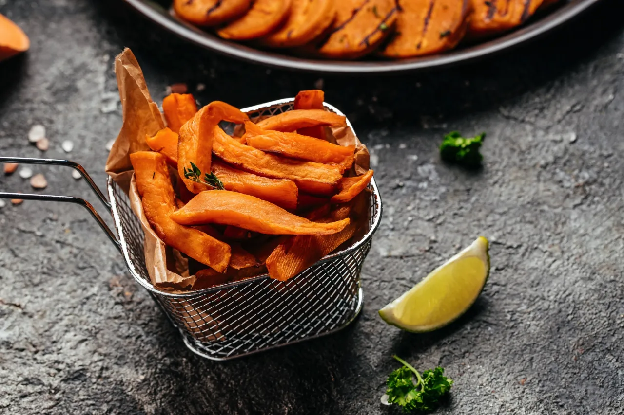 Porównanie frytek z batatów pieczonych w piekarniku i air fryer