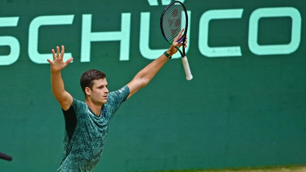 Tenisista celebrujący zwycięstwo w meczu