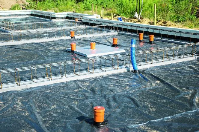 Zdjęcie Koszty instalacji podposadzkowej: Kalkulacja i ceny materiałów
