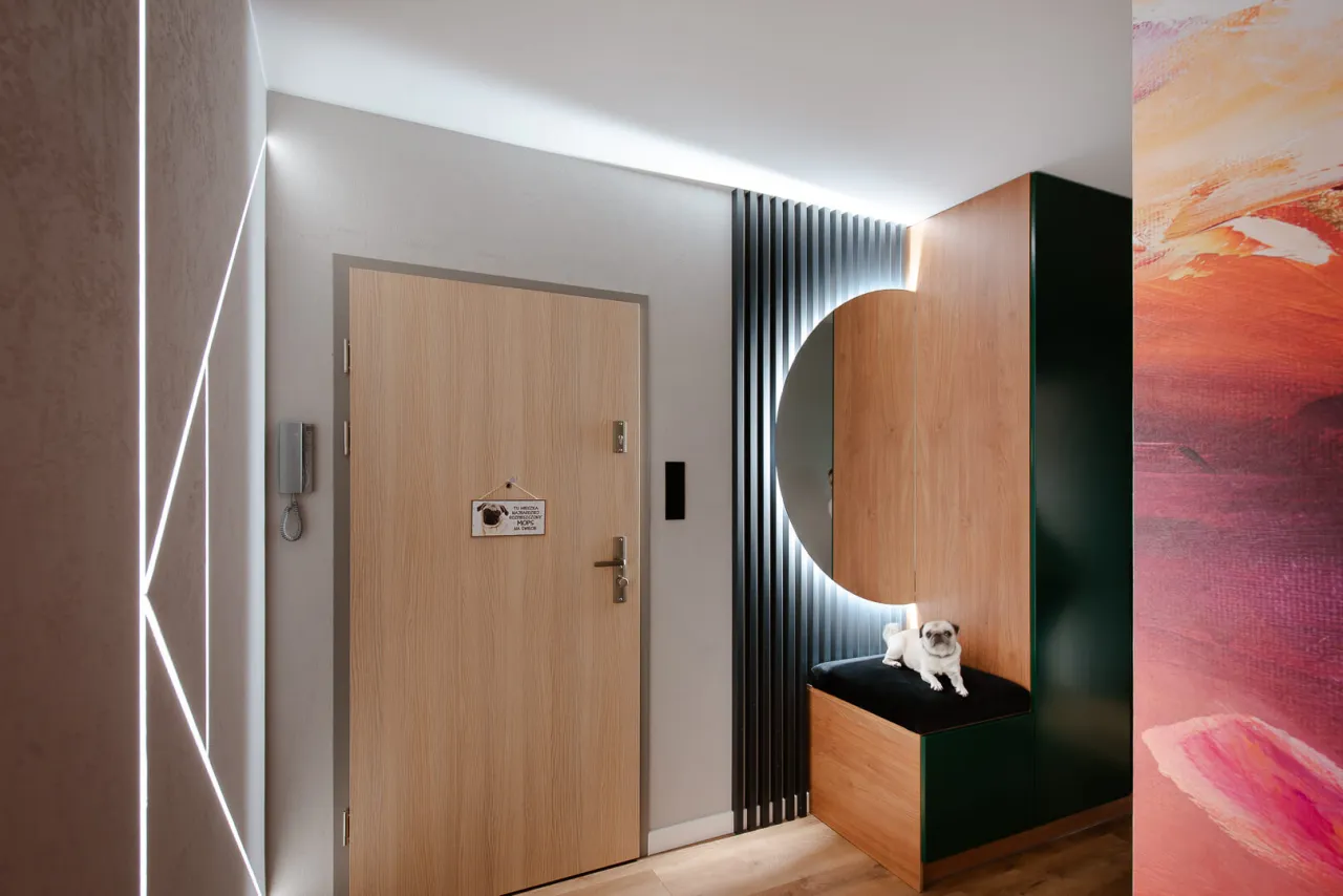 Nowoczesny przedpokój z lustrem i oświetleniem