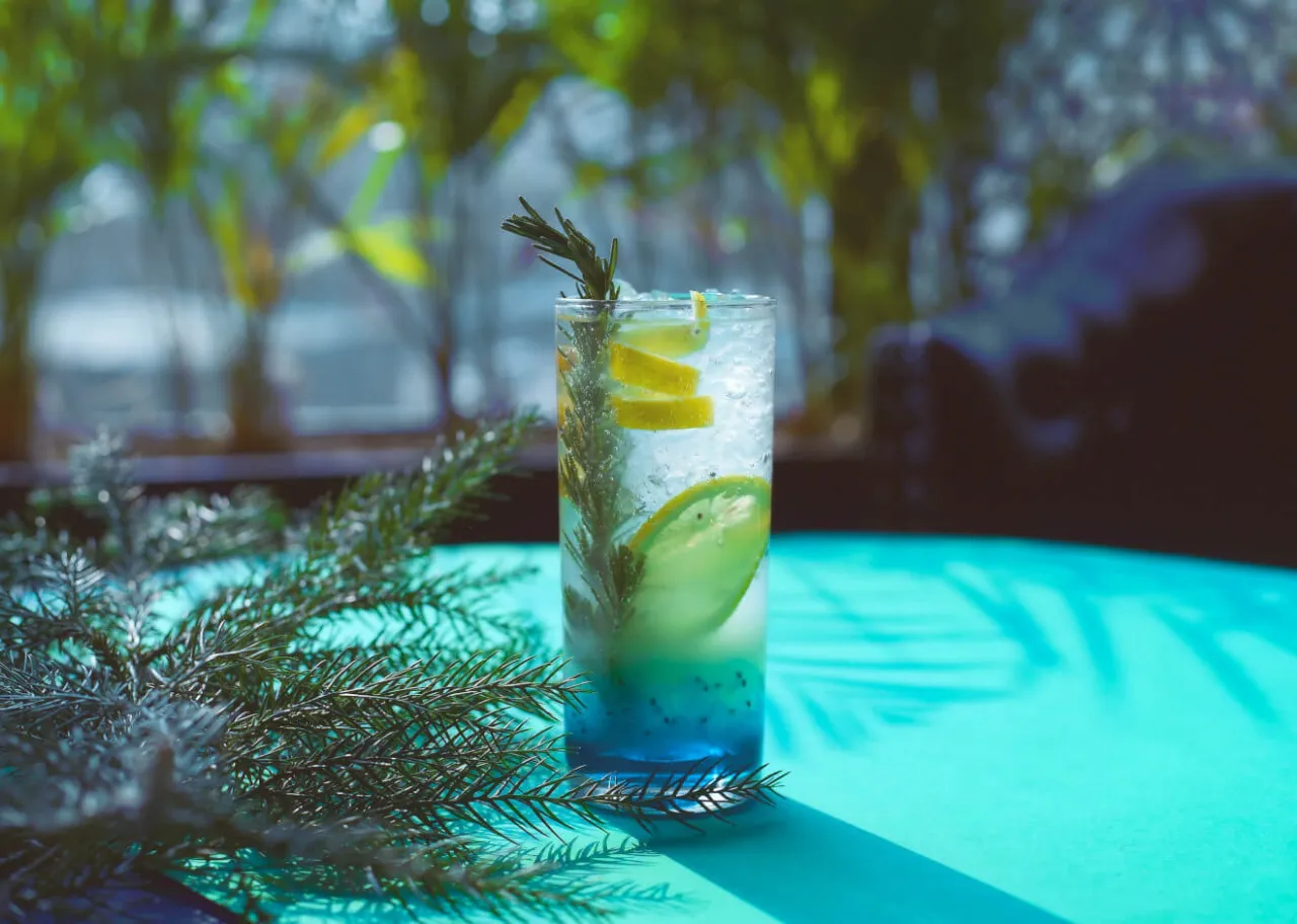 Bezalkoholowe mocktaile z syropem Blue Curacao