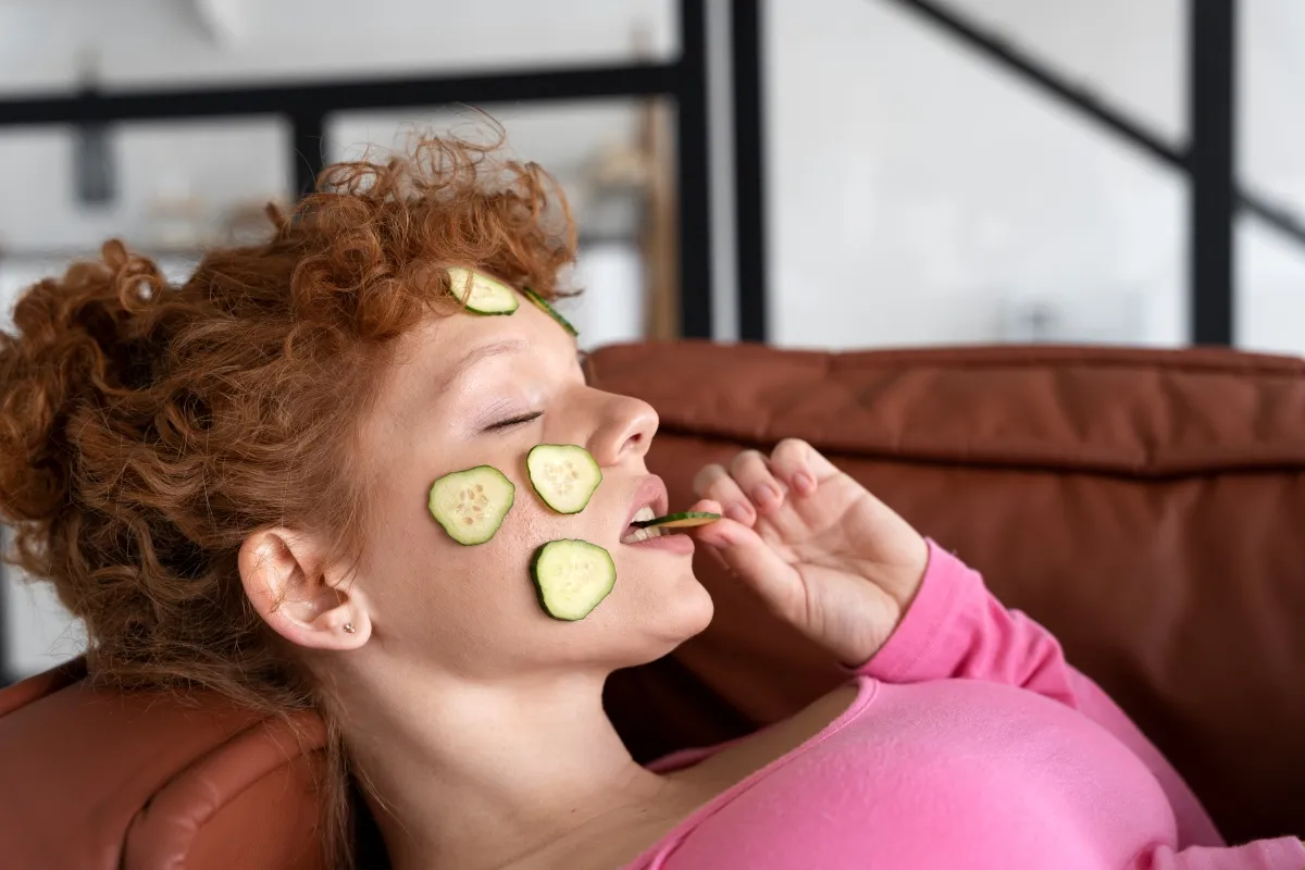 kobieta pije wodę promienna cera