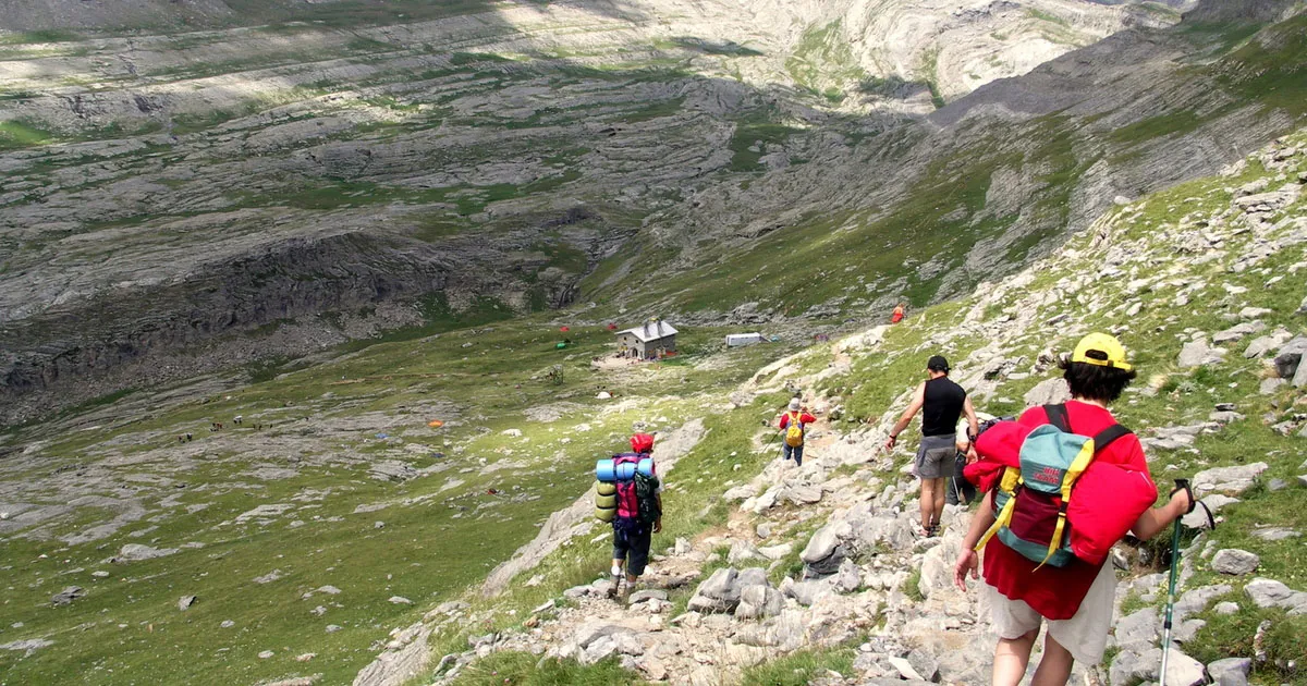 osoba ubrana na cebulkę w górach latem