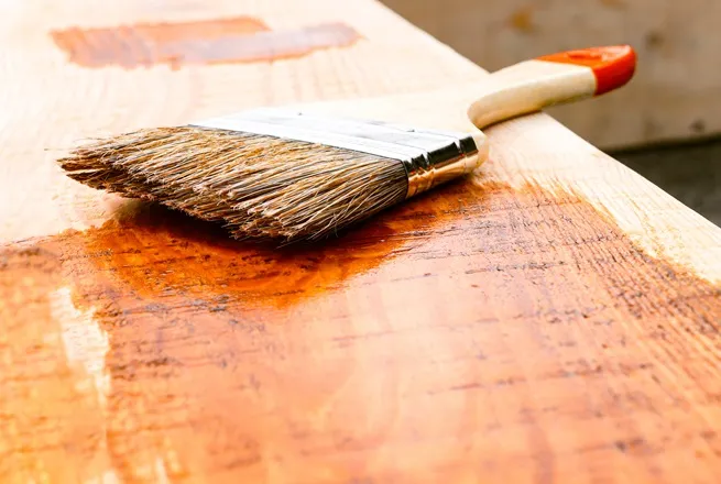 porównanie efektów impregnacji drewna olejem lakierobejcą