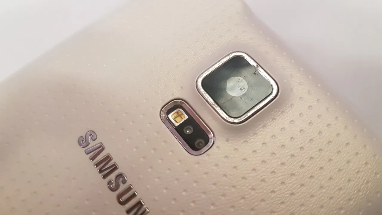 Zbliżenie na tylną obudowę telefonu Samsung z widocznymi modułami aparatu. Dowiedz się, jak wymienić szybkę aparatu w telefonie, gdy jest porysowana.