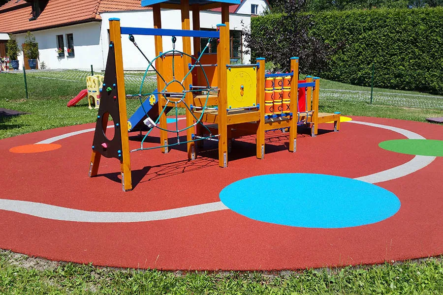 bezpieczne nawierzchnie plac zabaw