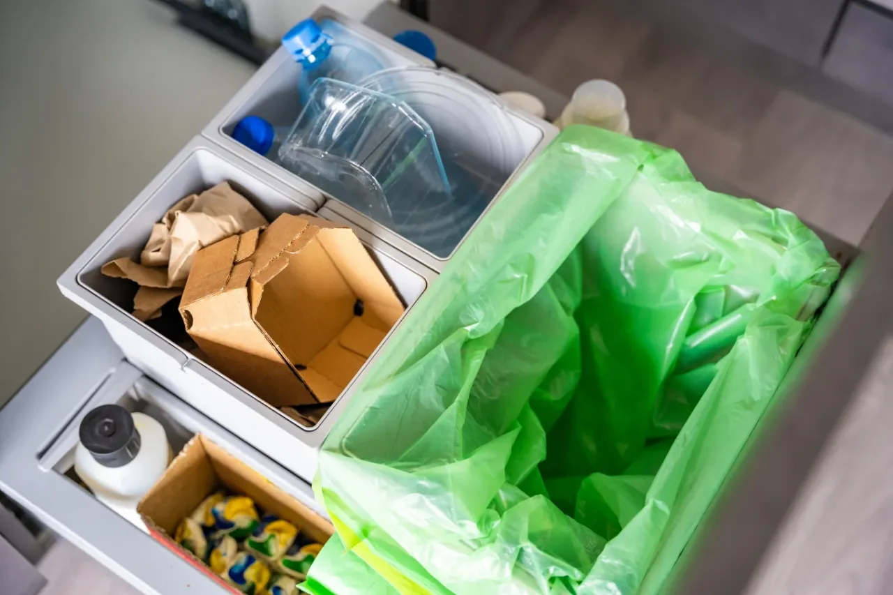 Pojemniki do segregacji odpadów jedzenia