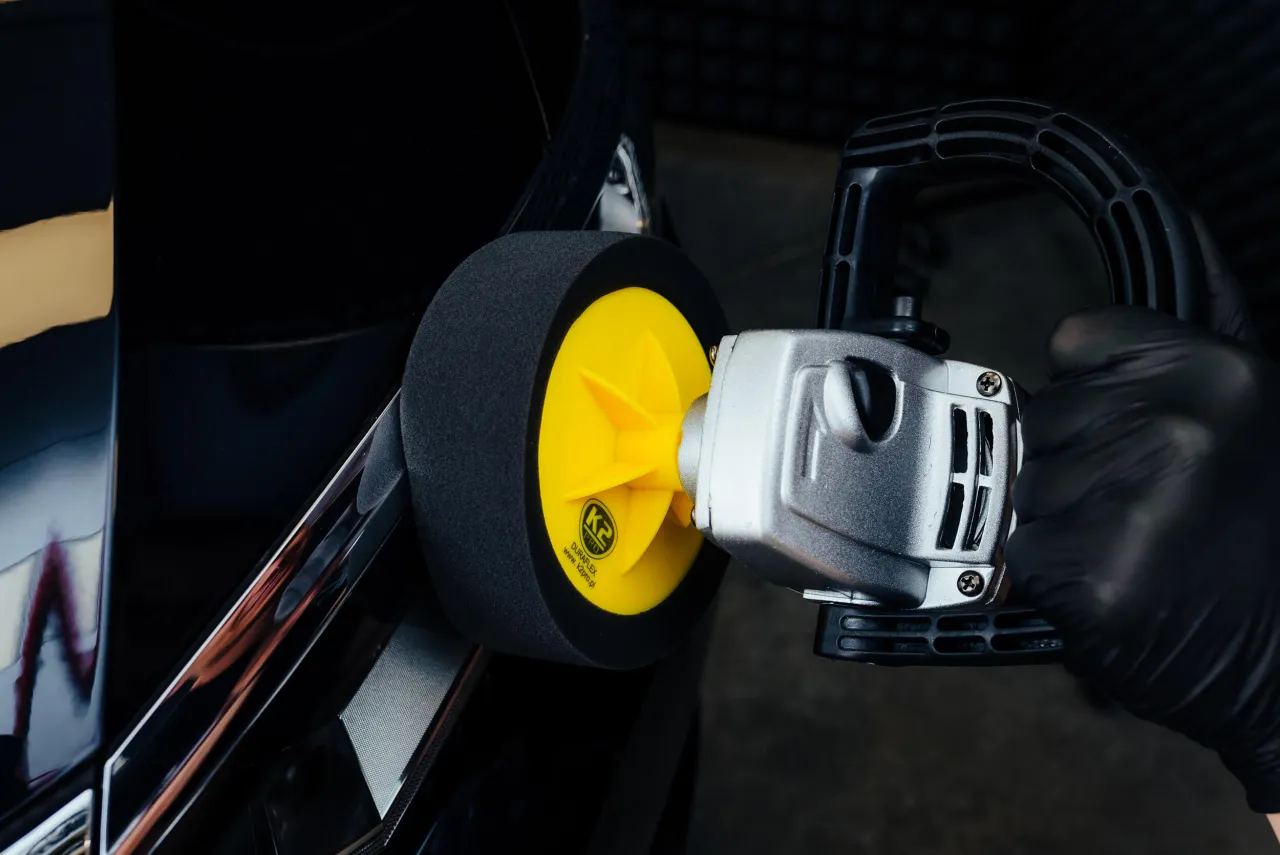 technika polerowania samochodu polerką