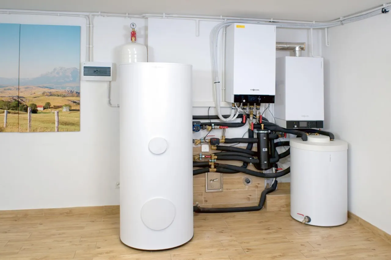 Nowoczesna kotłownia z dwoma kotłami gazowymi i zasobnikiem. Czy piec gazowy to kocioł na paliwo stałe? Nie, to dwa r&oacute;żne urządzenia grzewcze.