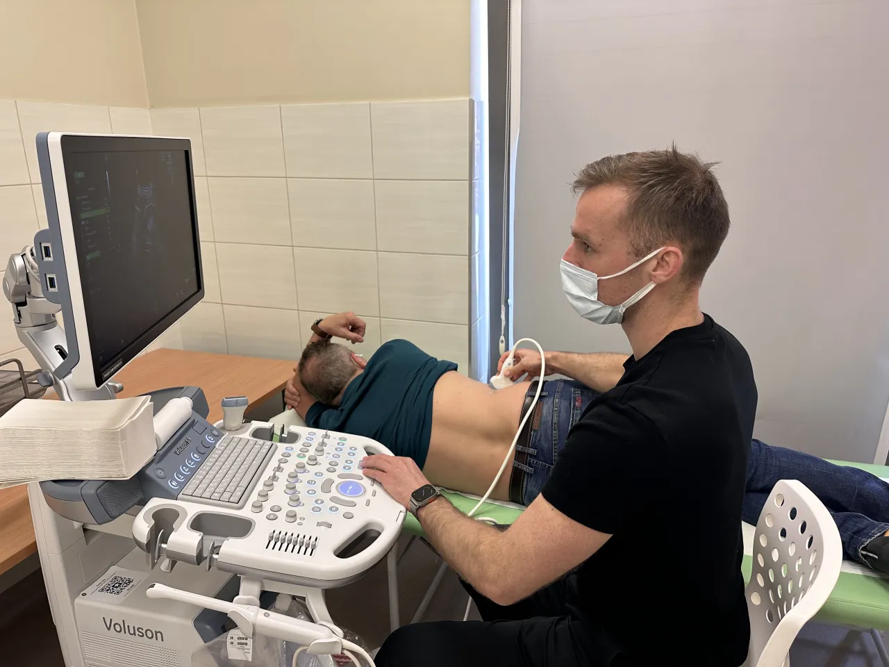 Mężczyzna rozmawiający z lekarzem o profilaktyce