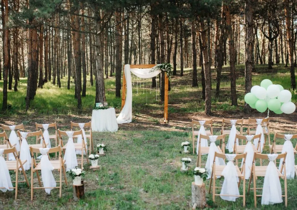 ślub humanistyczny w plenerze dekoracje