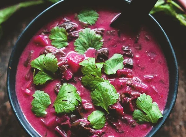 świeża botwinka na targu wiosną