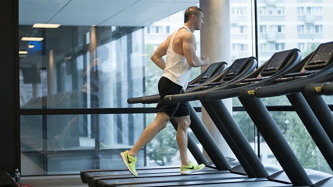 Osoba trenująca siłowo i wykonująca cardio