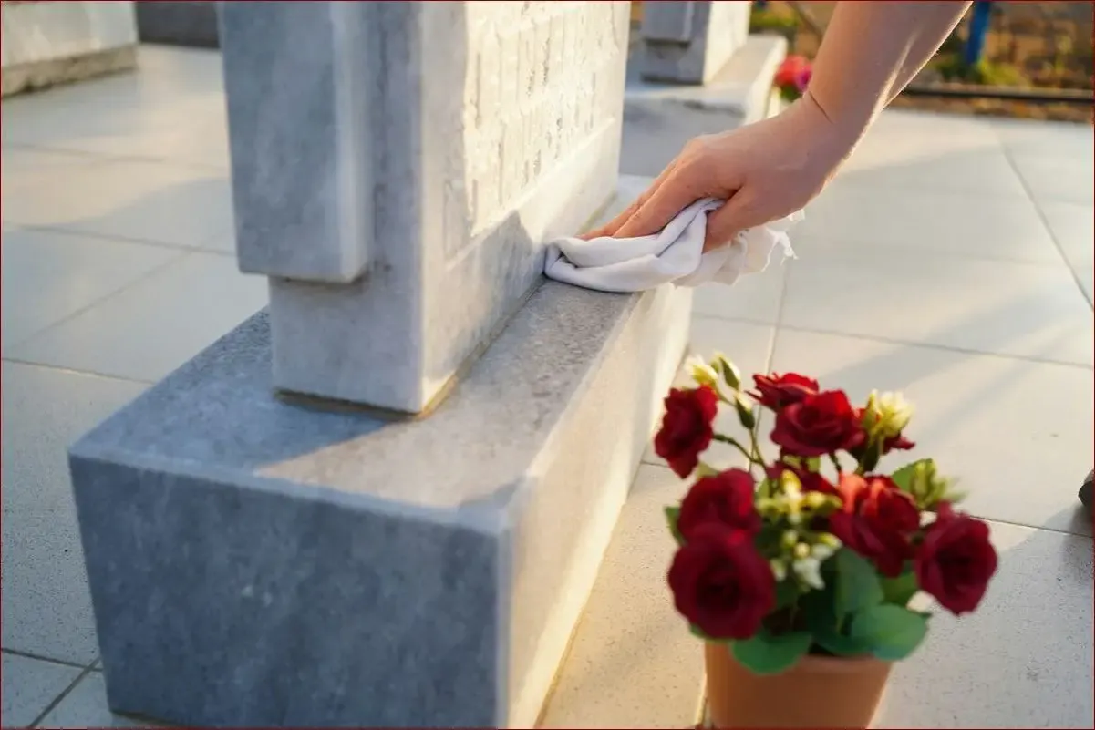 wazon przyklejony do pomnika przyczyny