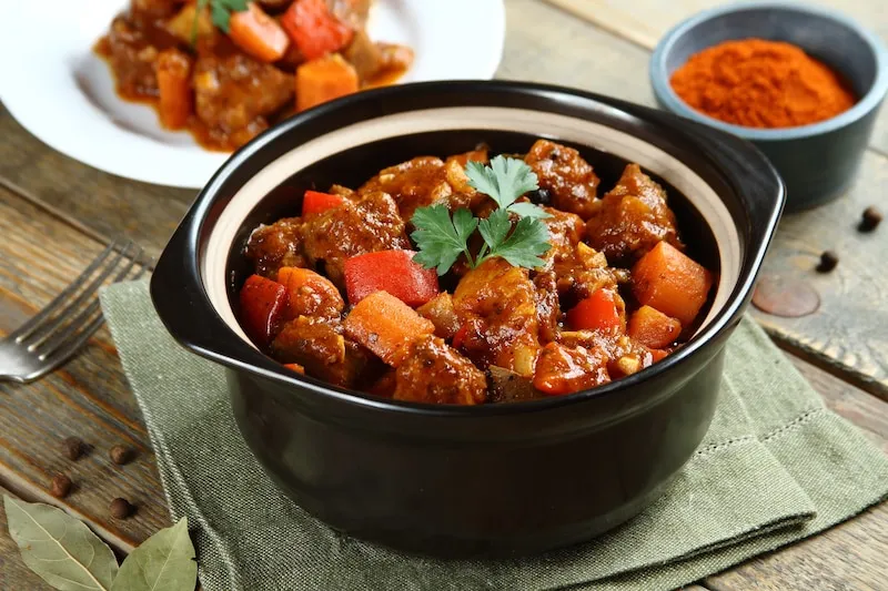 gulasz wieprzowy z marchewką i warzywami w garnku